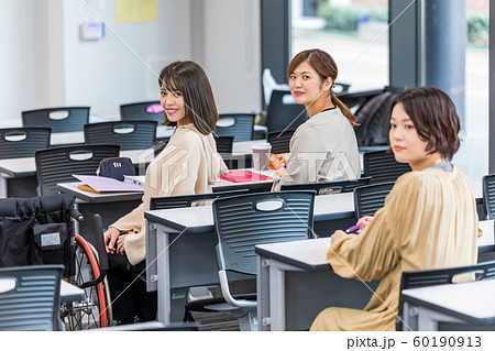 学生 階段教室 授業 撮影協力「近畿大学」 学生 階段教室 授業 撮影協力「近畿大学」 60190913