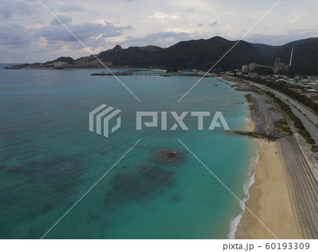 海岸線〜ドローンで空撮（沖縄県名護市山入端） 60193309