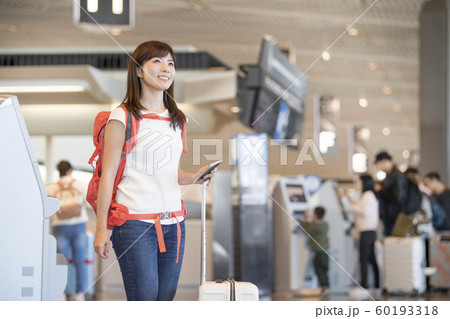 空港　チェックイン　女性 60193318