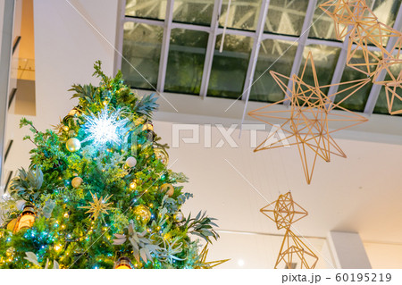 クリスマスツリー クリスマスイメージ 冬の街並み クリスマスツリー クリスマスイメージ 冬の街並み 60195219