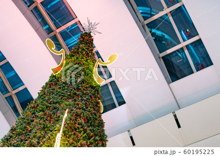 クリスマスツリー　クリスマスイメージ　冬の街並み 60195225