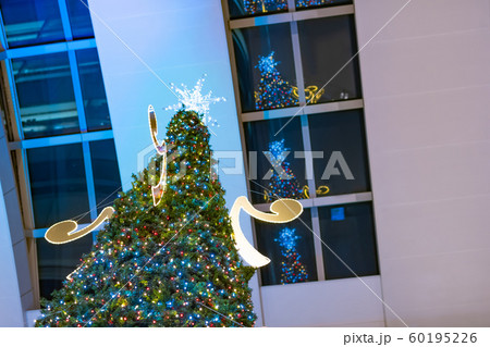 クリスマスツリー クリスマスイメージ 冬の街並み クリスマスツリー クリスマスイメージ 冬の街並み 60195226