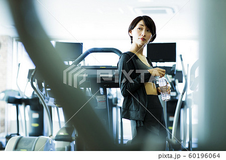 フィットネス　スポーツジム　トレーニング　ミドル　女性　エクササイズ 60196064
