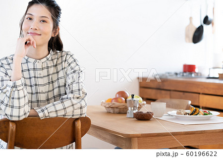女性　食事　ダイニングキッチン 60196622