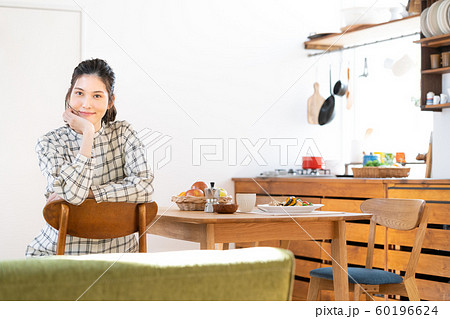 女性　食事　ダイニングキッチン 60196624