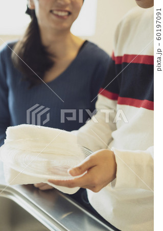 お皿を拭くカップル 60197091