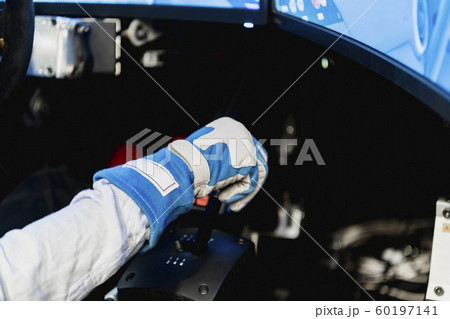 ドライビングシミュレーターでシフトチェンジをする 60197141