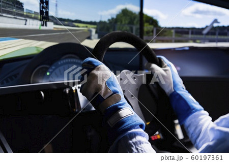 ドライビングシミュレーターで車を運転の写真素材