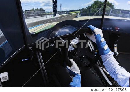 ドライビングシミュレーターで車を運転 60197363