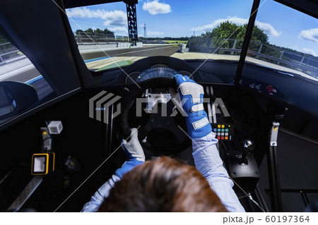 ドライビングシミュレーターで車を運転 ドライビングシミュレーターで車を運転 60197364