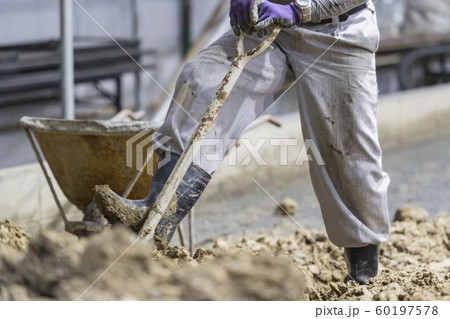 現場で働く職人 60197578