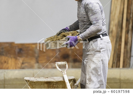 現場で働く職人 60197598