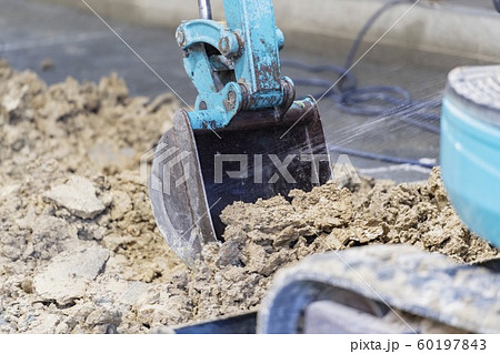 パワーショベルで土を掘るの写真素材