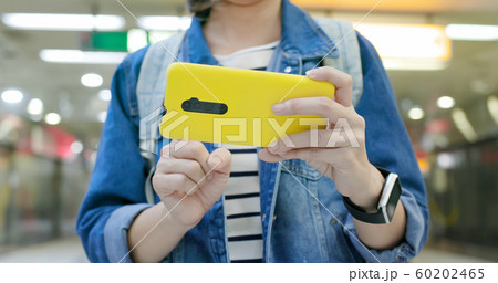 girl use 5G smartphone 60202465