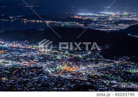 海南の工場の夕景夜景 雨の森展望台から 海南の工場の夕景夜景 雨の森展望台から 60203790