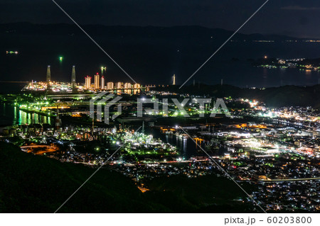 海南の工場の夕景夜景 雨の森展望台から 60203800