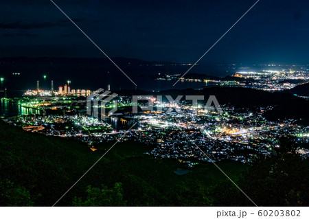 海南の工場の夕景夜景 雨の森展望台から 60203802