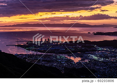 海南の工場の夕景夜景 雨の森展望台から 60203806