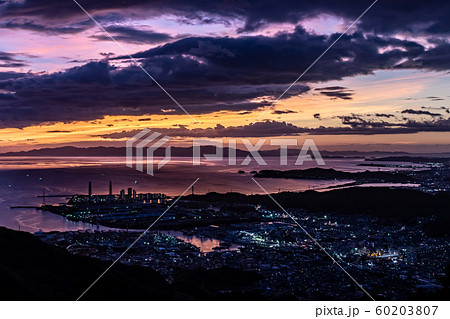 海南の工場の夕景夜景 雨の森展望台から 海南の工場の夕景夜景 雨の森展望台から 60203807