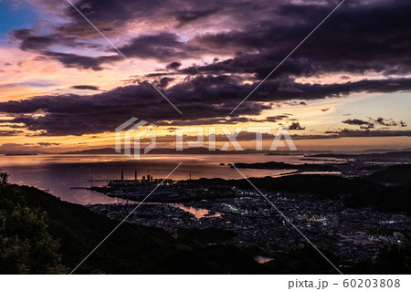 海南の工場の夕景夜景 雨の森展望台から 海南の工場の夕景夜景 雨の森展望台から 60203808