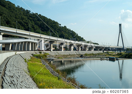 兵庫県川西市新猪名川大橋・五月山と阪神高速11号池田線のある猪名川の風景 60207365