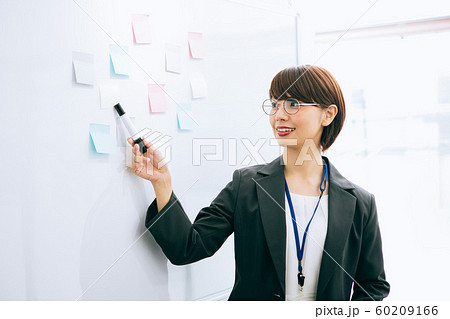 プレゼンをするビジネスウーマン 60209166