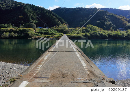 穏やかな三里沈下橋(高知県四万十市) 穏やかな三里沈下橋(高知県四万十市) 60209187