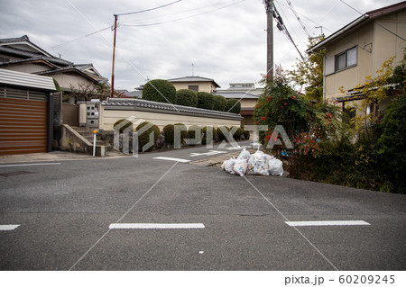 住宅地のゴミ置き場 60209245