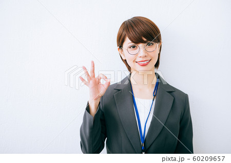 ビジネスウーマン　白バック 60209657