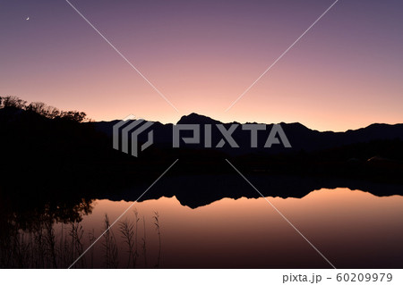 北杜市長坂町、南アルプス甲斐駒水面に映るマジックアワー 60209979