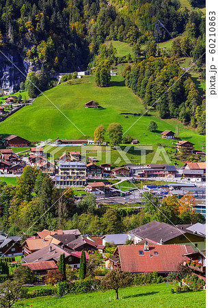Lauterbrunnen, Switzerland alpine house view Lauterbrunnen, Switzerland alpine house view 60210863