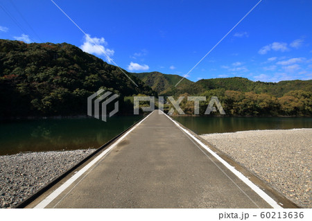 四万十川に架かる勝間沈下橋（高知県）	 60213636