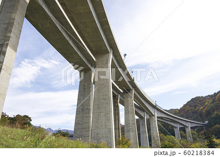高架橋　高速道路　橋脚　インフラ　橋梁 60218384