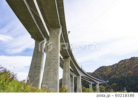 高架橋　高速道路　橋脚　インフラ　橋梁 60218386