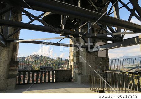 ベルガモ　12世紀の市の塔からの絶景 60218848