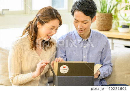 男女のライフスタイル／通販荷物 60221601