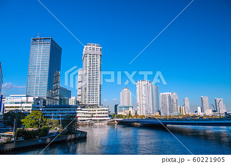 日本の横浜都市景観 横浜ベイクォーターなどを望む 60221905