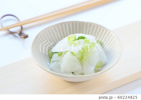 大根の浅漬け 60224825