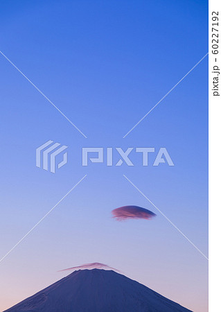 夕焼に染まる笠雲・吊るし雲 60227192