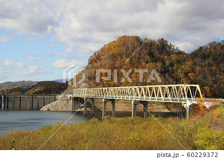 日本国北海道のダム湖と橋の秋の風景の写真素材