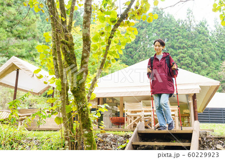 トレッキング 山ガール 登山 女性 アウトドアイメージ トレッキング 山ガール 登山 女性 アウトドアイメージ 60229923