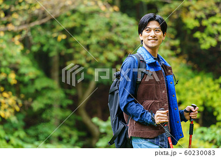 トレッキング 登山 男性 アウトドアイメージ 60230083