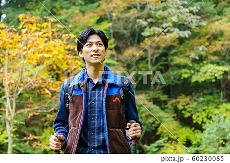 トレッキング 登山 男性 アウトドアイメージ トレッキング 登山 男性 アウトドアイメージ 60230085