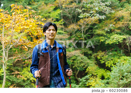 トレッキング 登山 男性 アウトドアイメージ 60230086
