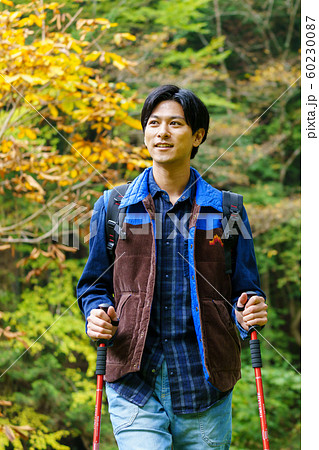 トレッキング 登山 男性 アウトドアイメージ トレッキング 登山 男性 アウトドアイメージ 60230087