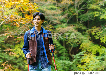 トレッキング 登山 男性 アウトドアイメージ トレッキング 登山 男性 アウトドアイメージ 60230088