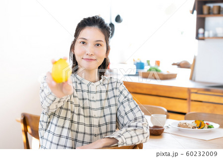 女性　食事　ダイニングキッチン 60232009