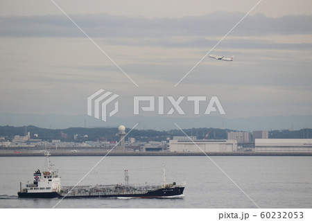 セントレアから離陸する飛行機と沖の船舶 セントレアから離陸する飛行機と沖の船舶 60232053