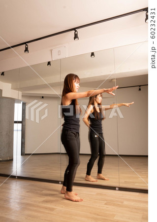 ダンスを練習する女性 60232431