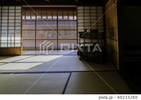 萩城城下町 旧久保田家住宅 格子窓越しの小学生 山口県萩市 萩城城下町 旧久保田家住宅 格子窓越しの小学生 山口県萩市 60233260